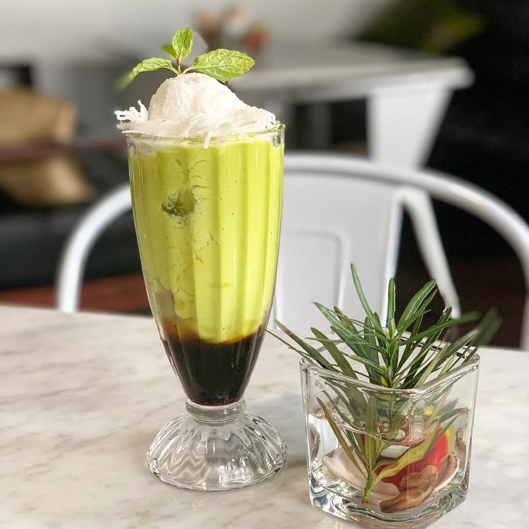 Ice Coconut Avocado... jus alpokat kental disajikan dengan ice sorbet kelapa Thailand dan kelapa plus gula melaka