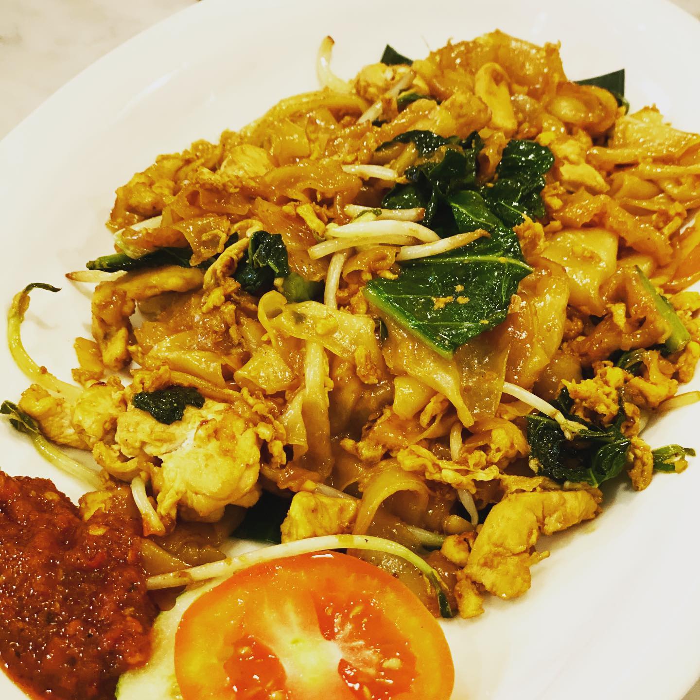 Phad se-ew : kwetiao goreng Thailand, tersedia dengan ayam atau sapi. Must try!