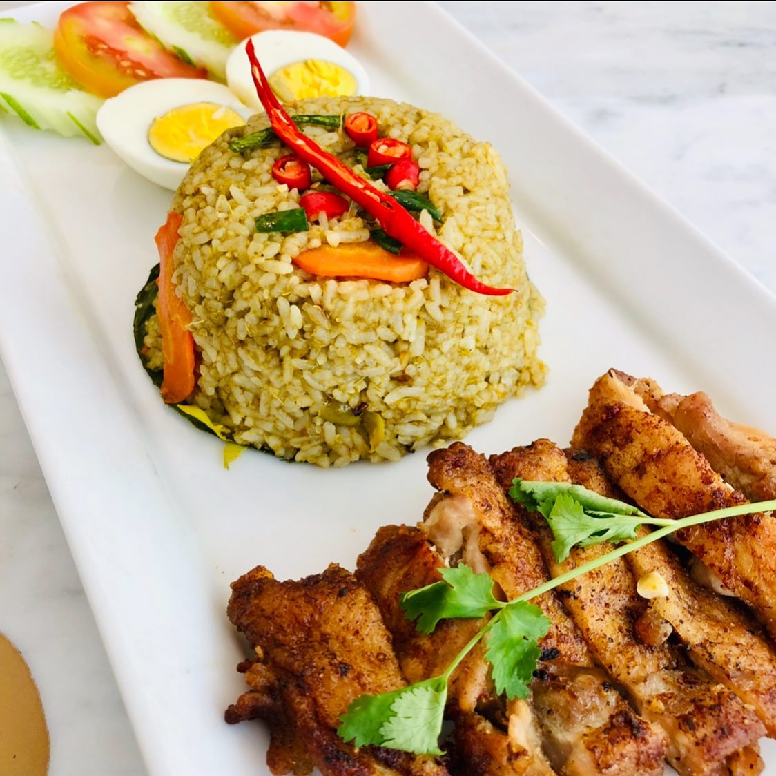Nasi Kari Hijau Thailand dengan ayam panggang. Menu yang unik, awas pedas!