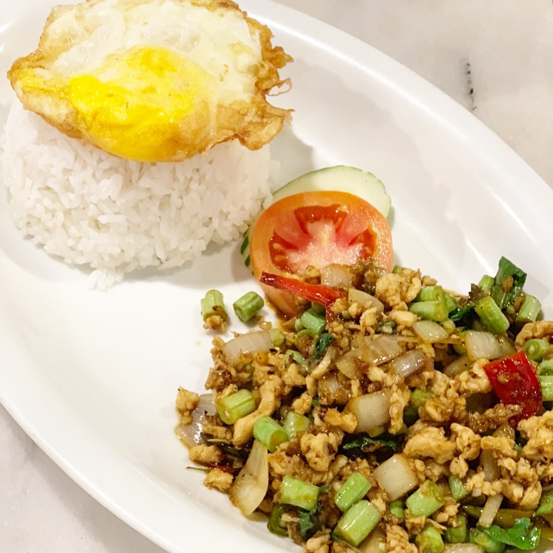 Nasi Tumis Kemangi Ayam/Sapi asli Thailand. Ini makanan wajib untuk warga Thai yang anda perlu coba