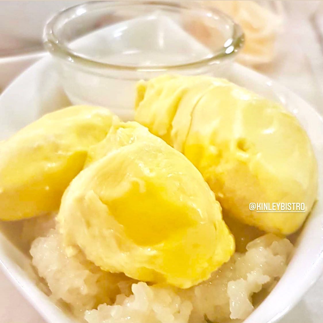 Pulut Durian Kinley, dengan durian segar dan pulut asli Thailand, hanya di Kinley Thai Bistro