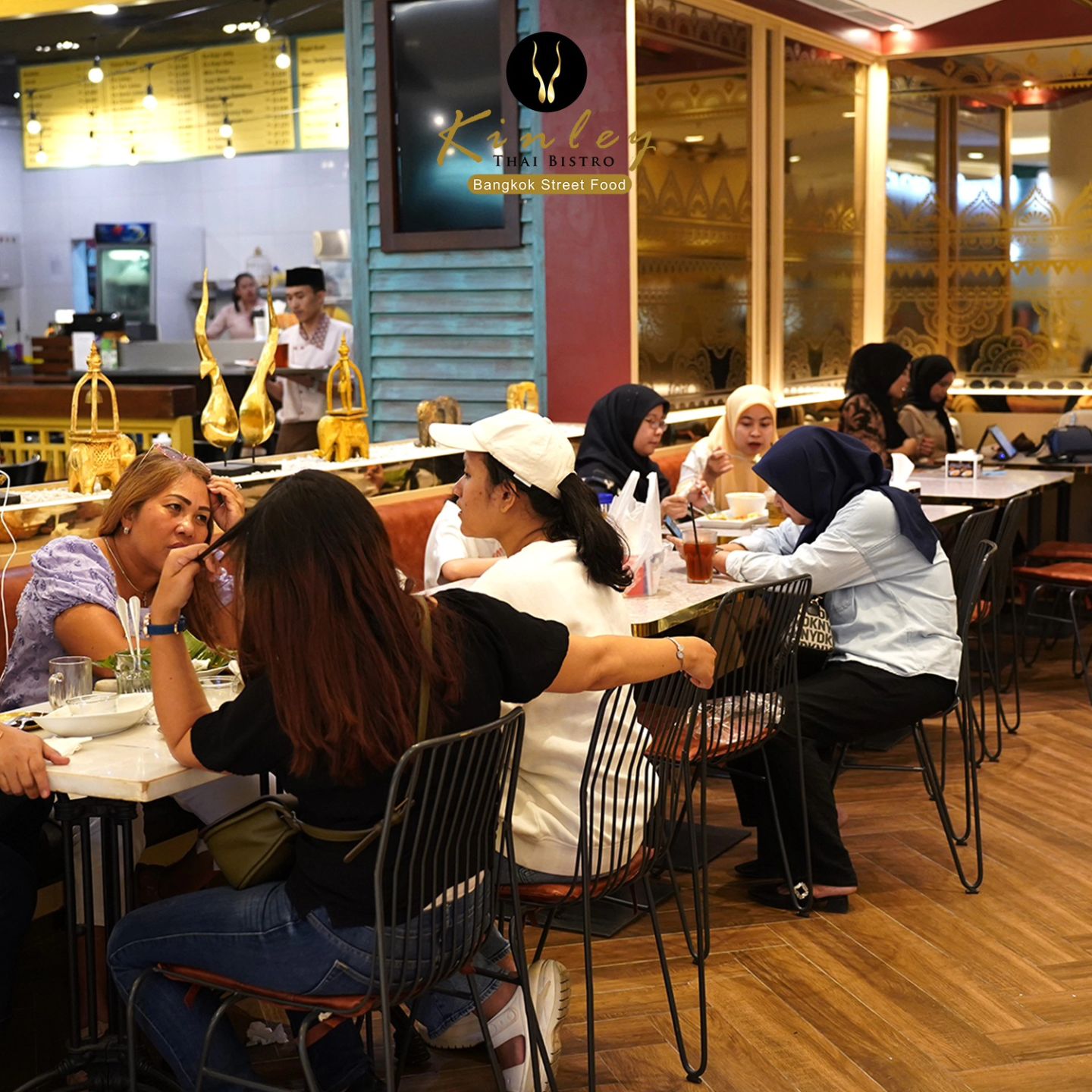 Nikmati sensasi otentik Thailand di Kinley Bistro : Suasana nyaman, Rasa dijamin!

Ambience di Kinley Bistro itu nyaman banget, bikin betah berlama-lama!  Ditambah lagi, makanan di sini juara karena langsung dibuat oleh chef asli dari Thailand. 🇹🇭 Rasanya otentik, persis seperti yang kamu temui di Thailand. Kalau nggak sesuai, kita berani garansi! 

Jadikan momen makan bersama lebih seru dan bagikan pengalaman kuliner seru kamu di sini! Yuk, datang ke Kinley Thai Bistro, Thailand-nya Medan! 🇹🇭🍽️ @kinleybistro Sun Plaza Lt.4 sejak tahun 2014

Juga tersedia konter Take-Away untuk anda nikmati di mall ataupun membawa pulang berbagai minuman dan dessert Khas Thailand