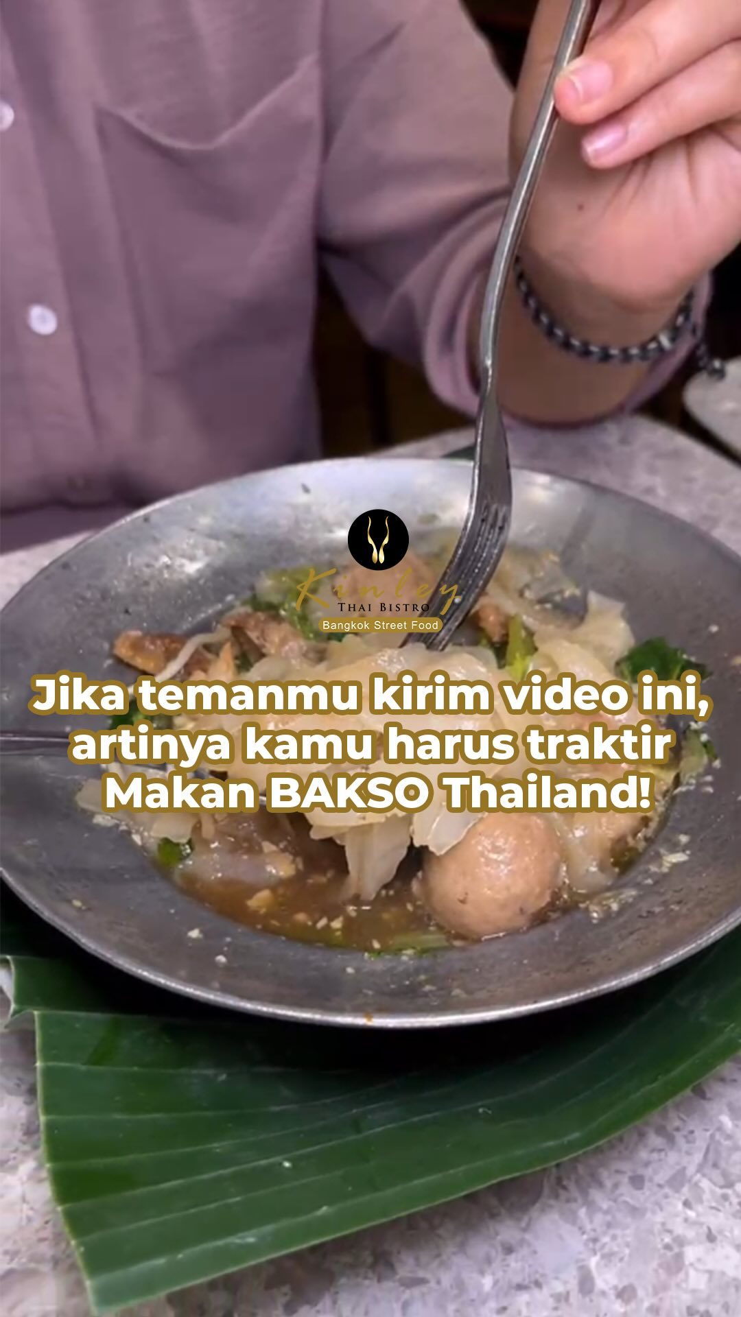 Sudah Rasakan Bakso Thailand Belum? Yang ngirim ke kamu mau kamu traktir nih atau makan bareng  di Kinley Thai Bistro Sun Plaza Medan

Rasakan kelezatan otentik Kwetiao Bakso Sapi Thailand di @kinleybistro! 

Kami hanya menggunakan bahan alami tanpa perasa atau bubuk buatan. Semua diolah dengan bahan segar, termasuk santan segar yang dipersiapkan setiap hari. Nikmati kualitas yang bisa Anda rasakan di setiap gigitan! 🥥 

Tersedia juga di gofood atau grabfood Medan